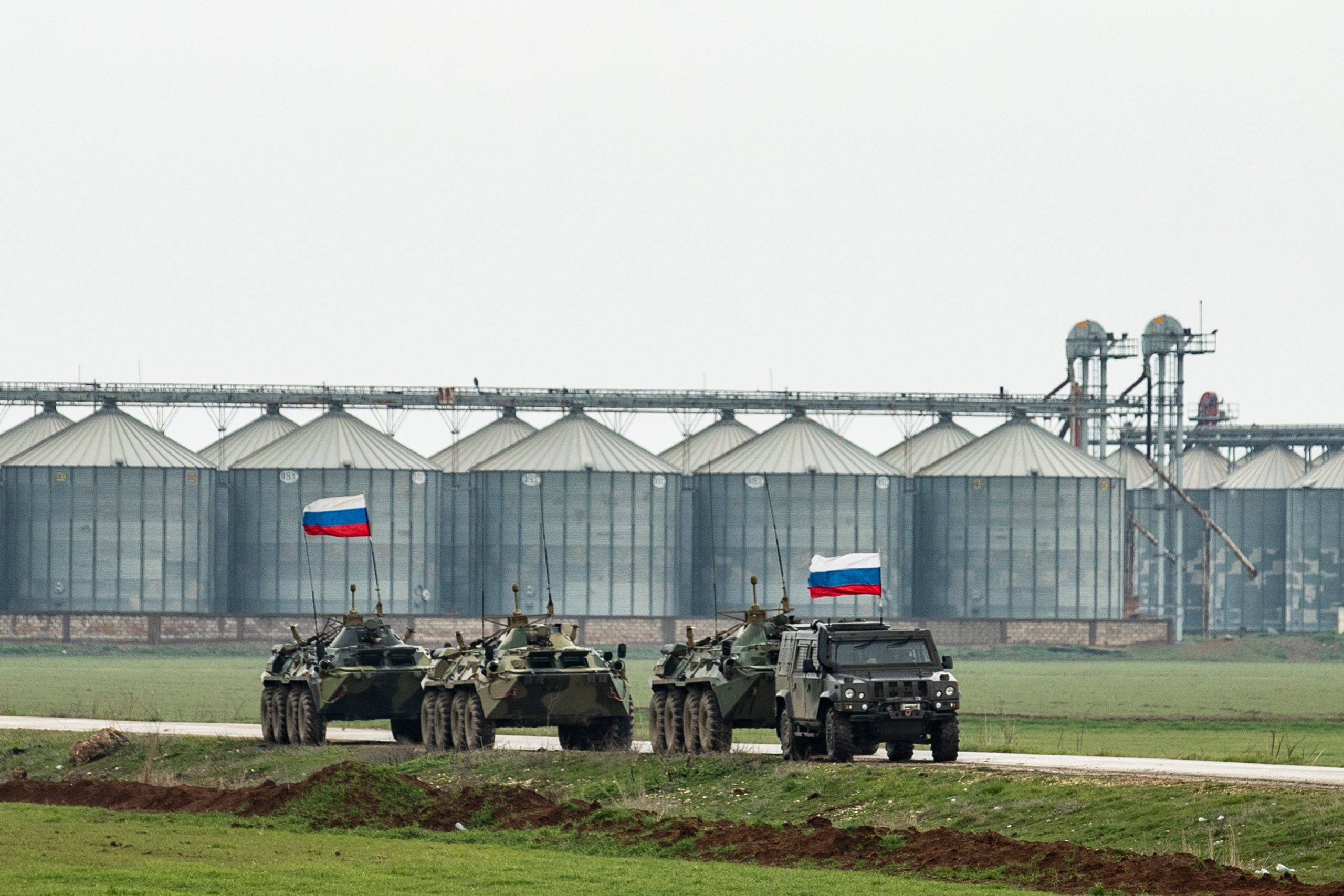 تعزيزات عسكرية روسية – أمريكية إلى الحسكة ودير الزور