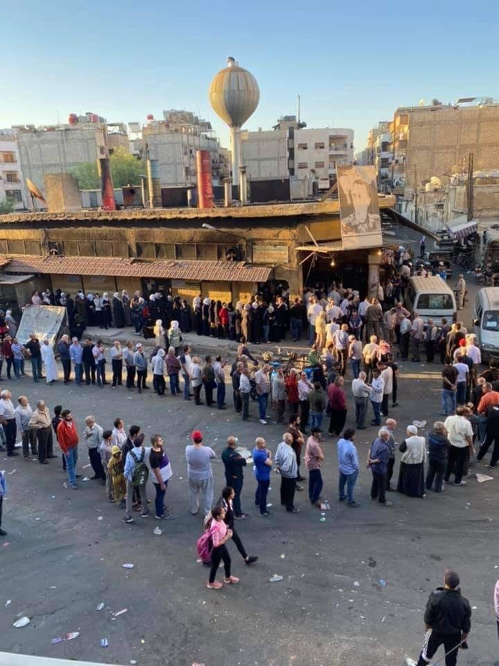 طابور خبز في دمشق يثير غضب كثيرين