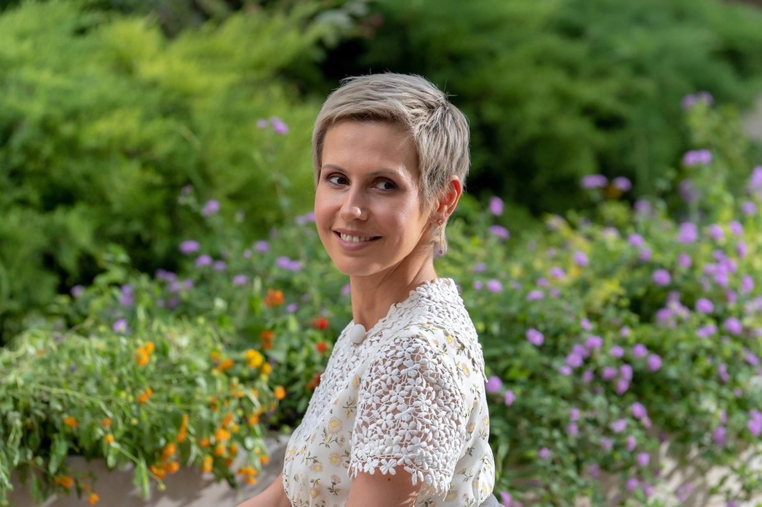 أسماء الأسد تدعي حرصها على أطفال المخيمات.. وناشطون يردون