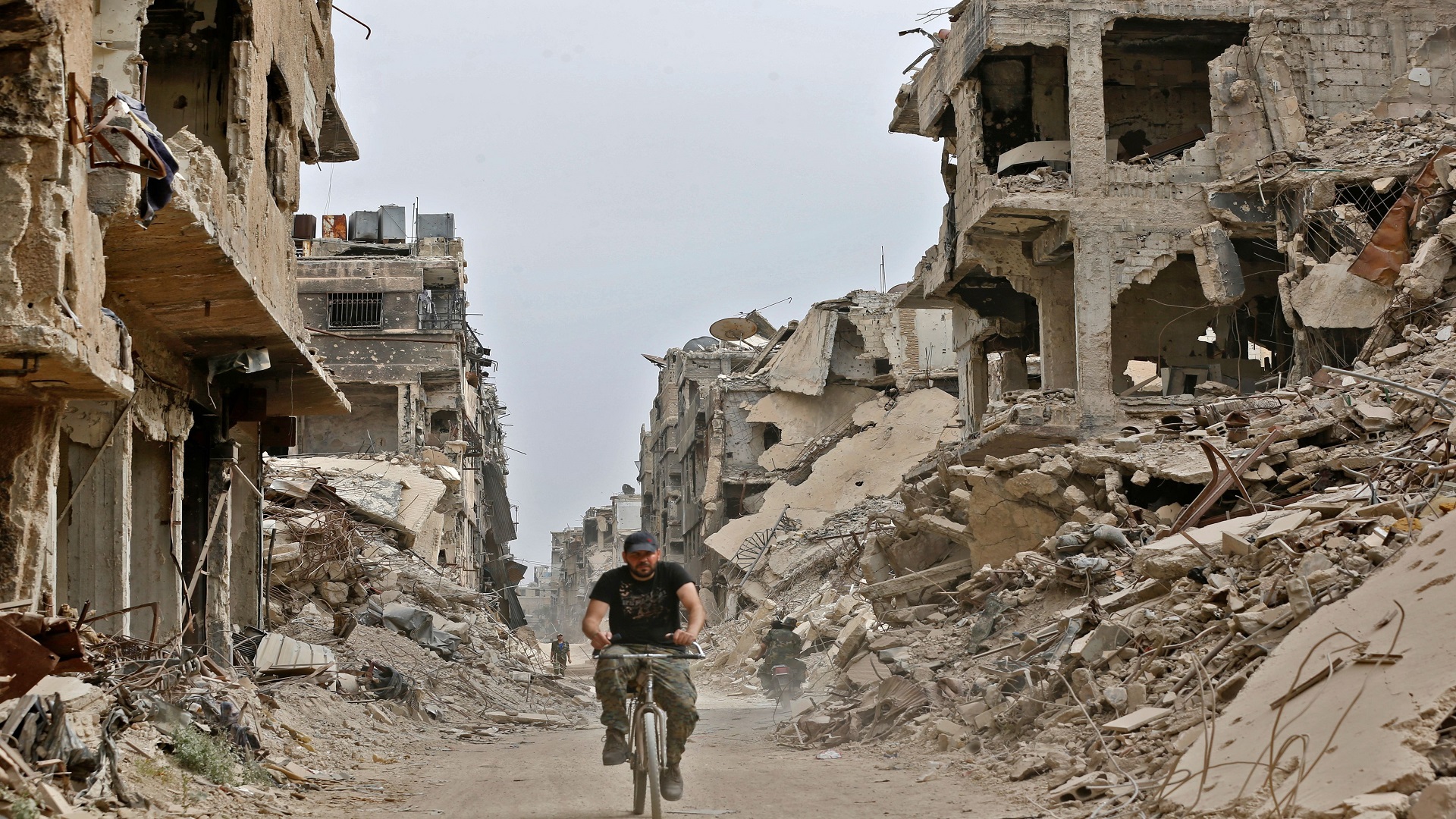 مخيم اليرموك.. السكان يطالبون بوضع حد للسرقات والتعفيش