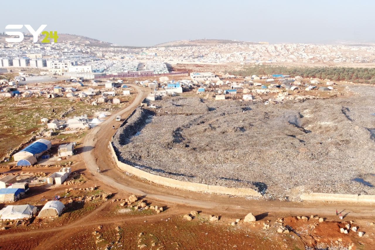 صور مؤلمة.. نازحون يعيشون قرب “النفايات” في إدلب!