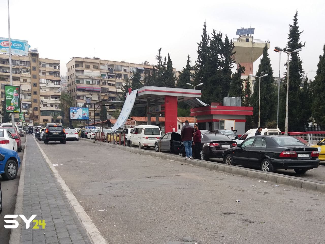 النظام يسعى لتأمين لقاح كورونا.. ومواطنون: أمنوا لنا الخبز والغاز والمازوت أولا!