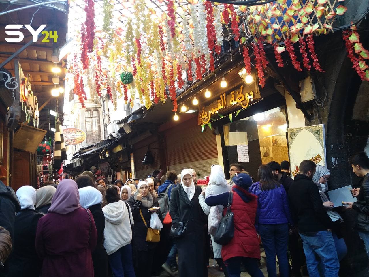 كورونا.. غياب كامل لقواعد الحماية من الفيروس في أسواق دمشق!