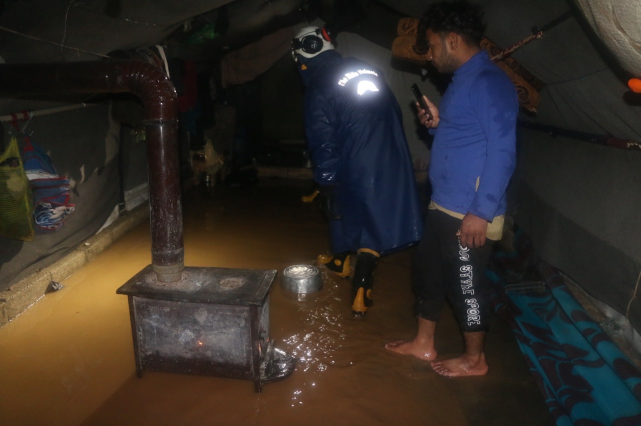 من جديد.. عاصفة مطرية تضرب مخيمات الشمال وتزيد من المعاناة (صور)