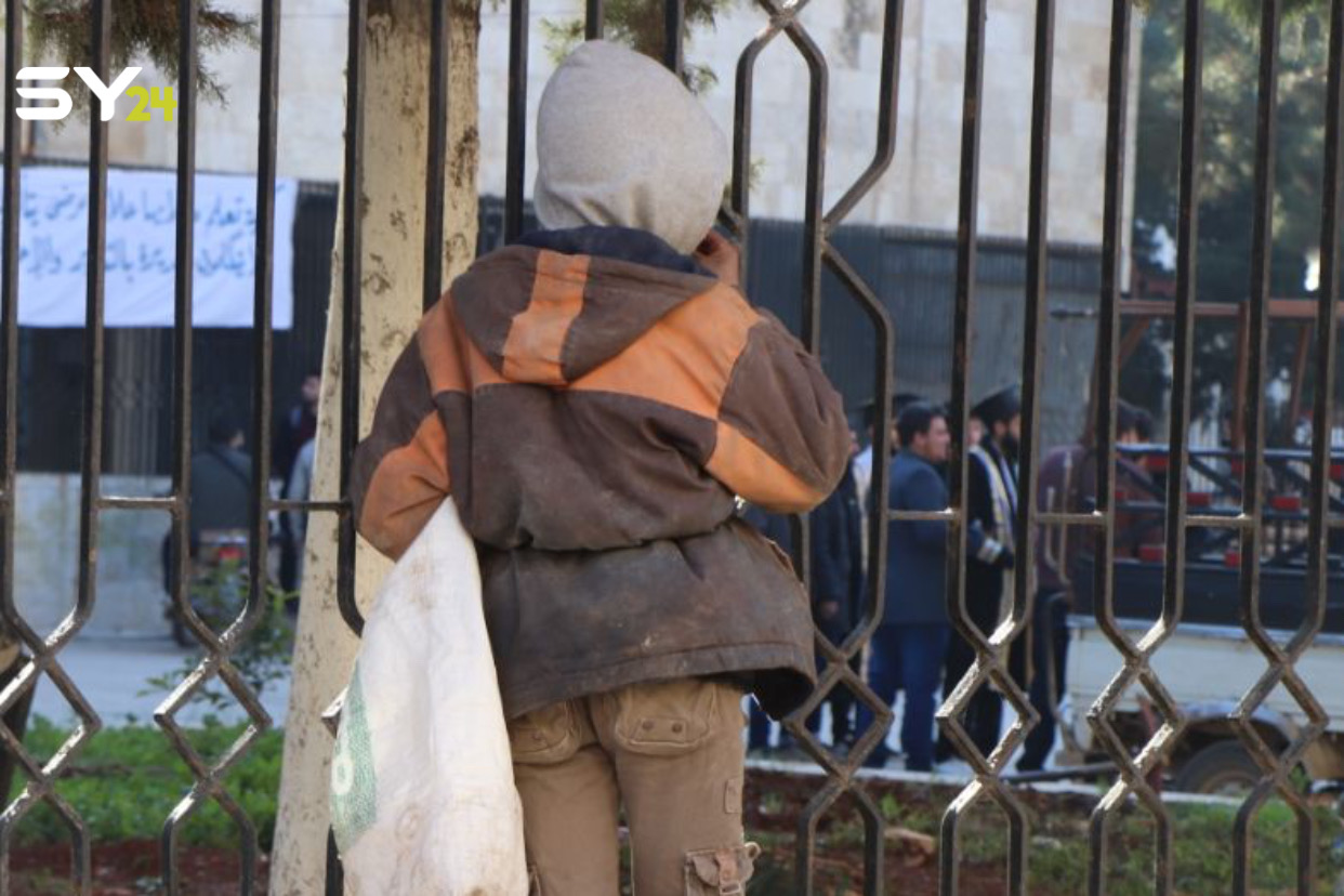 إدلب.. طفل هجر مقاعد الدراسة ووقف يراقب طلاب جامعة يحتفلون بتخرجهم!