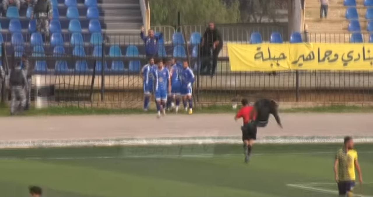 فقط في سوريا.. حكم يتعرض للضرب من أحد المشجعين قبل نهاية المباراة!