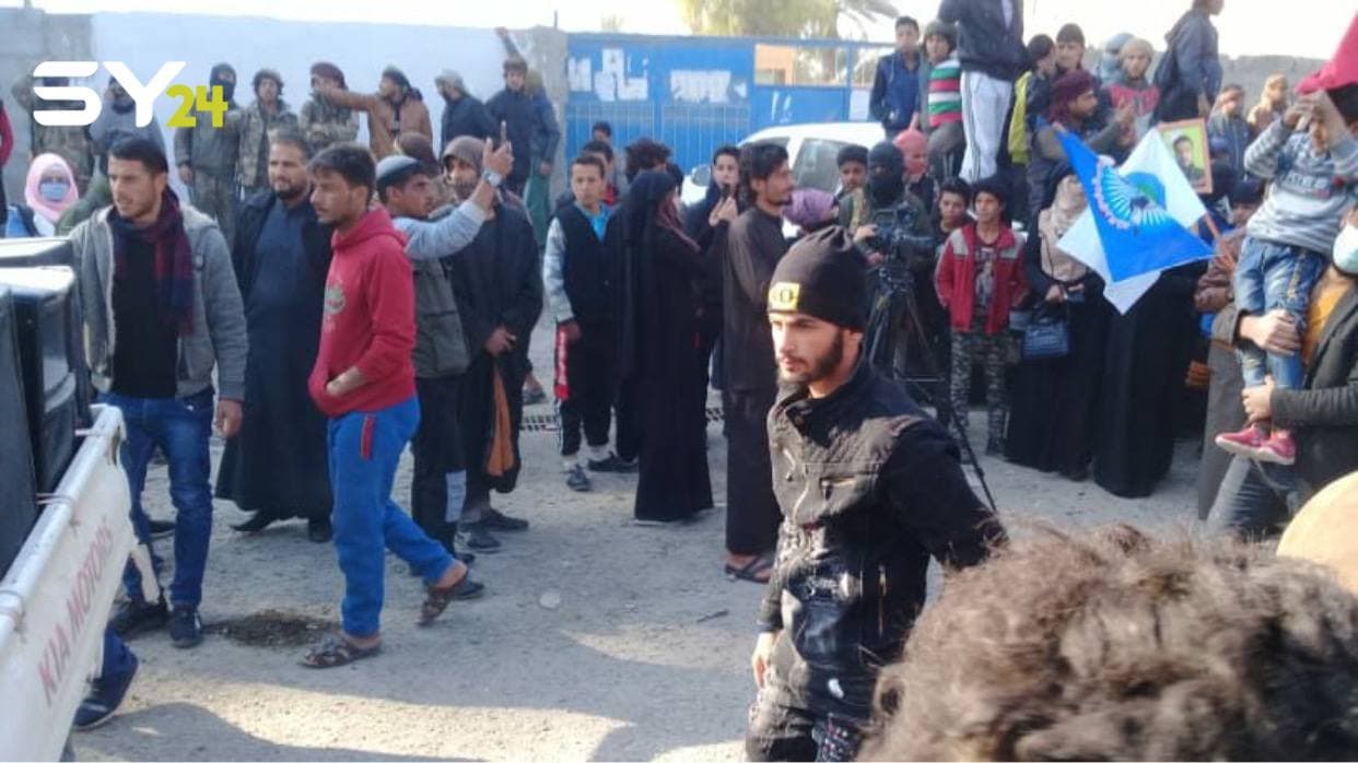 دير الزور.. مسيرة موالية لـ “قسد” تتحول إلى احتجاج شعبي!