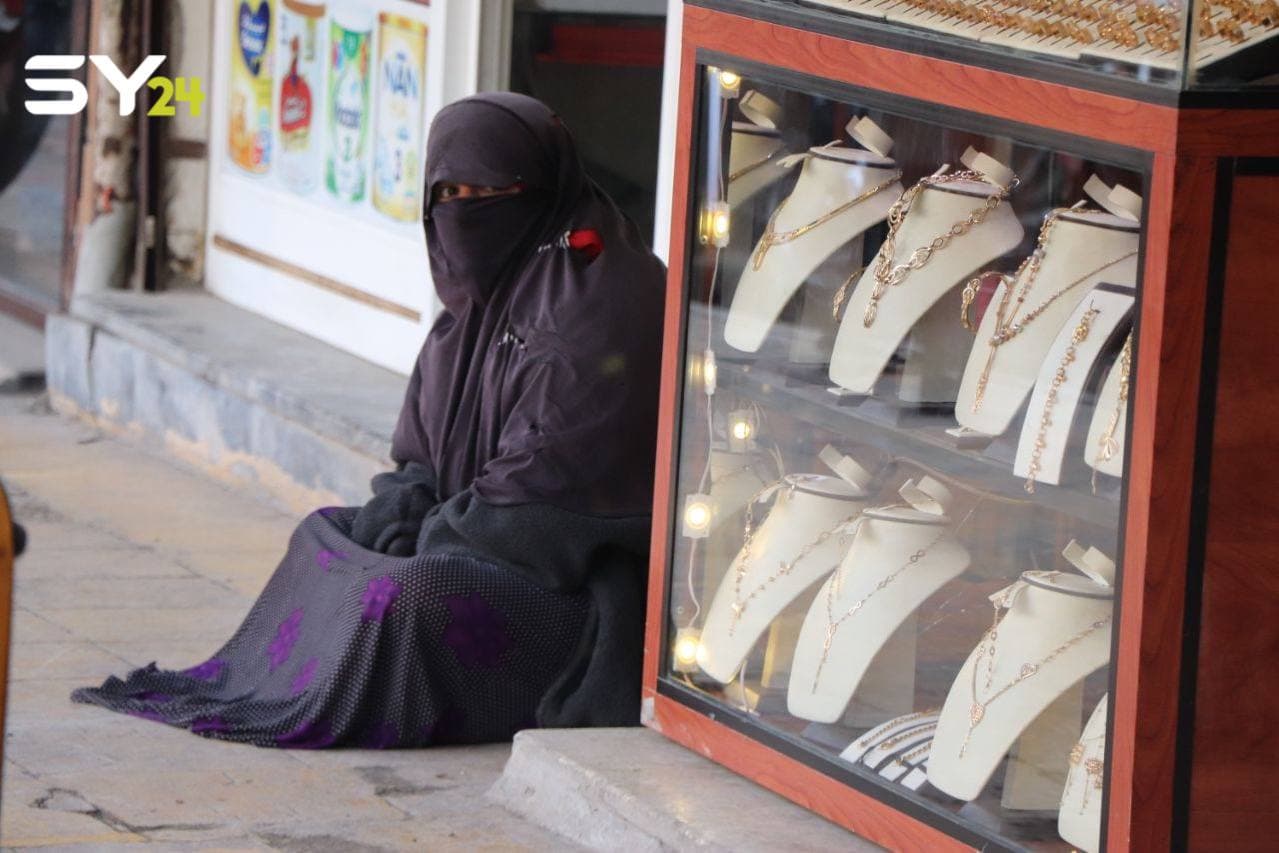 إدلب.. الفقر يُجبر سيدة مسنة على سؤال الناس!