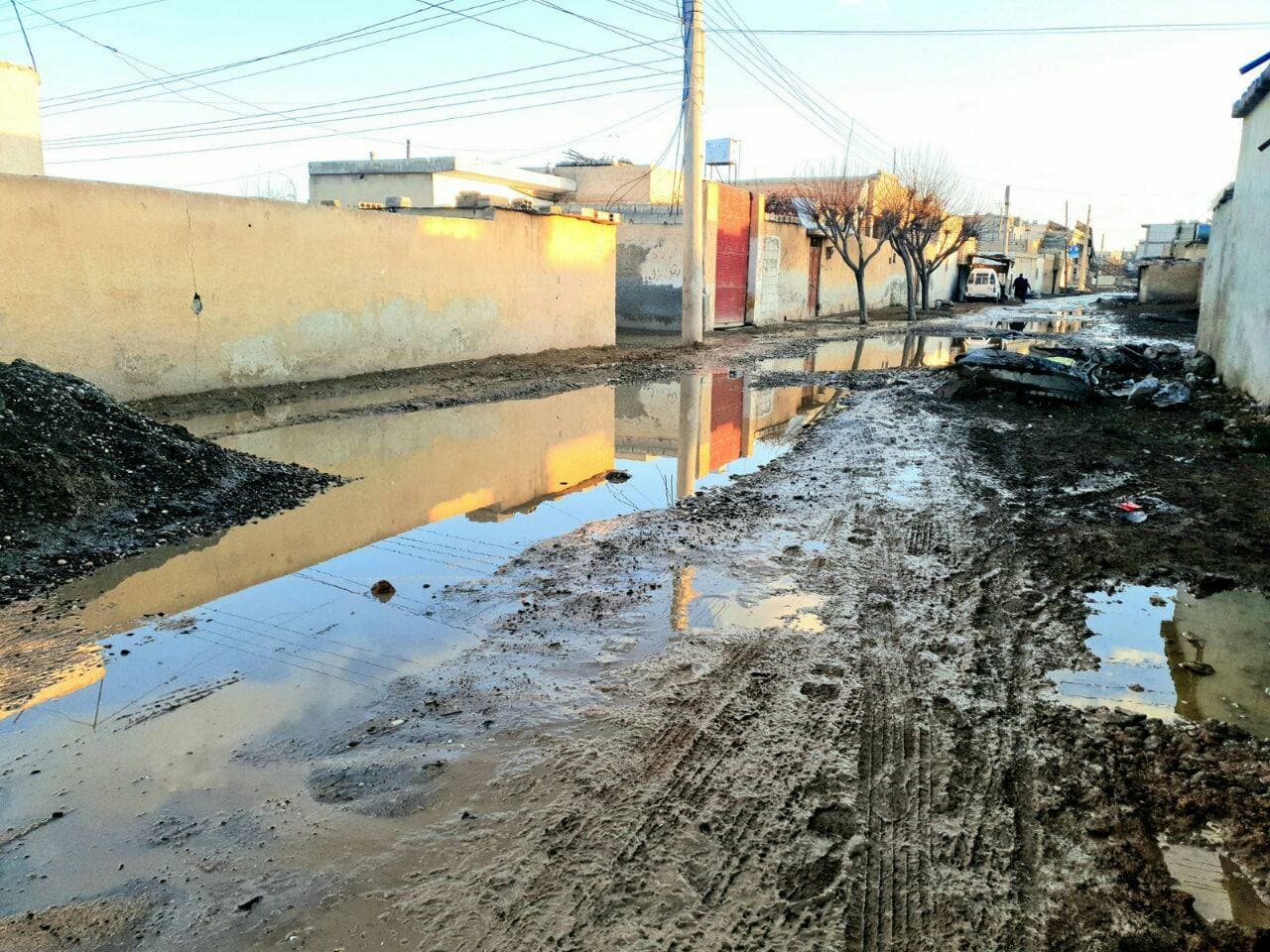 مياه الأمطار تكشف الواقع السيء لشوارع الرقة