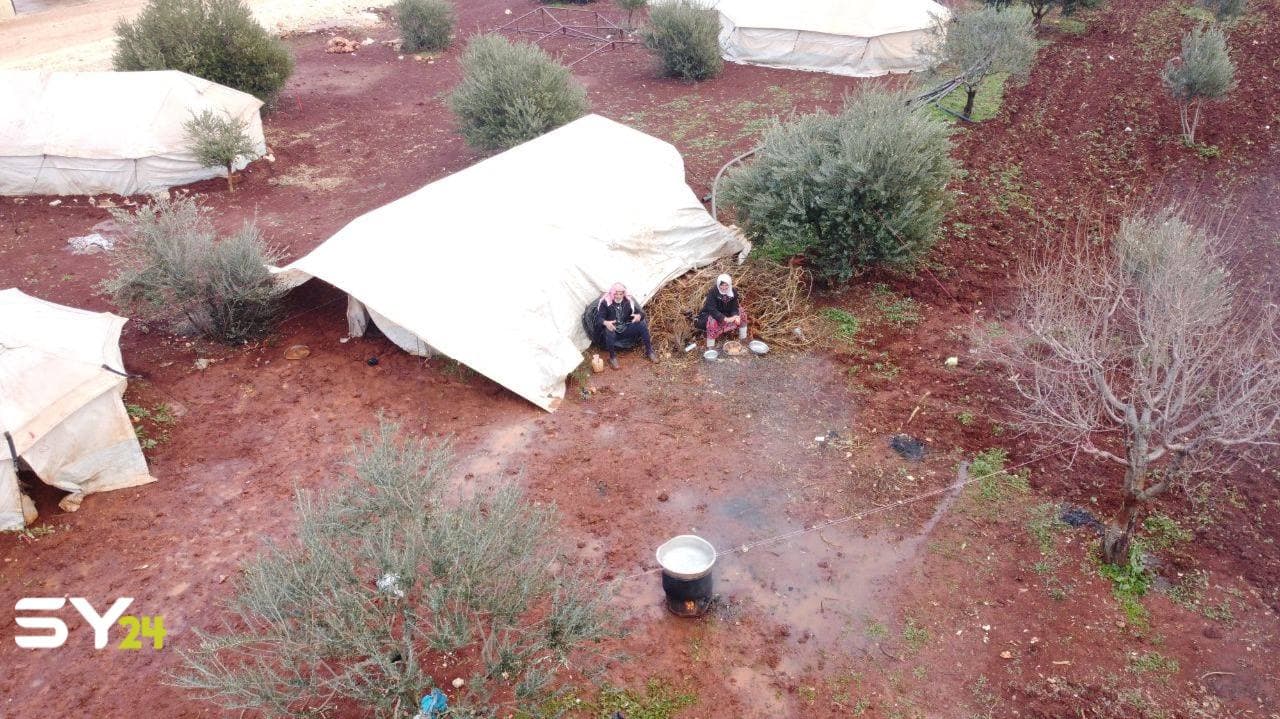 يعيش 130 عائلة مهجرة في مخيم “كفر يحمول” شمالي إدلب، في ظل ظروف مناخية ومعيشية صعبة.