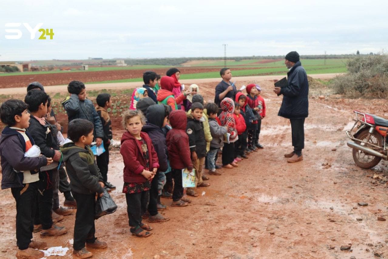 شمالي إدلب.. أطفال مخيم “السرو” يتلقون تعليمهم في العراء!
