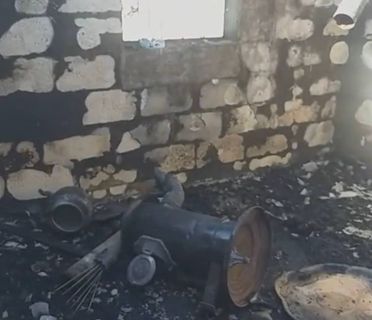 إصابة سيدة وطفلها بحريق في مخيم للنازحين شمالي إدلب