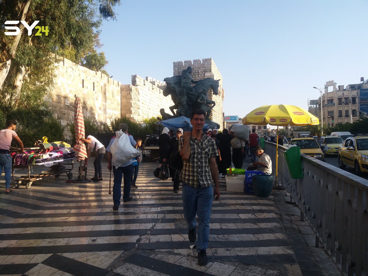 مخيما “سبينة والحسينية” بريف دمشق.. انقطاع للمياه وخبز ممزوج بالسوس والديدان