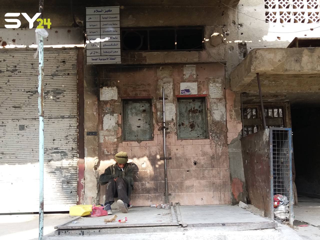 صورة مؤلمة.. سوري ينتظر أمام أحد الأفران في مناطق النظام!