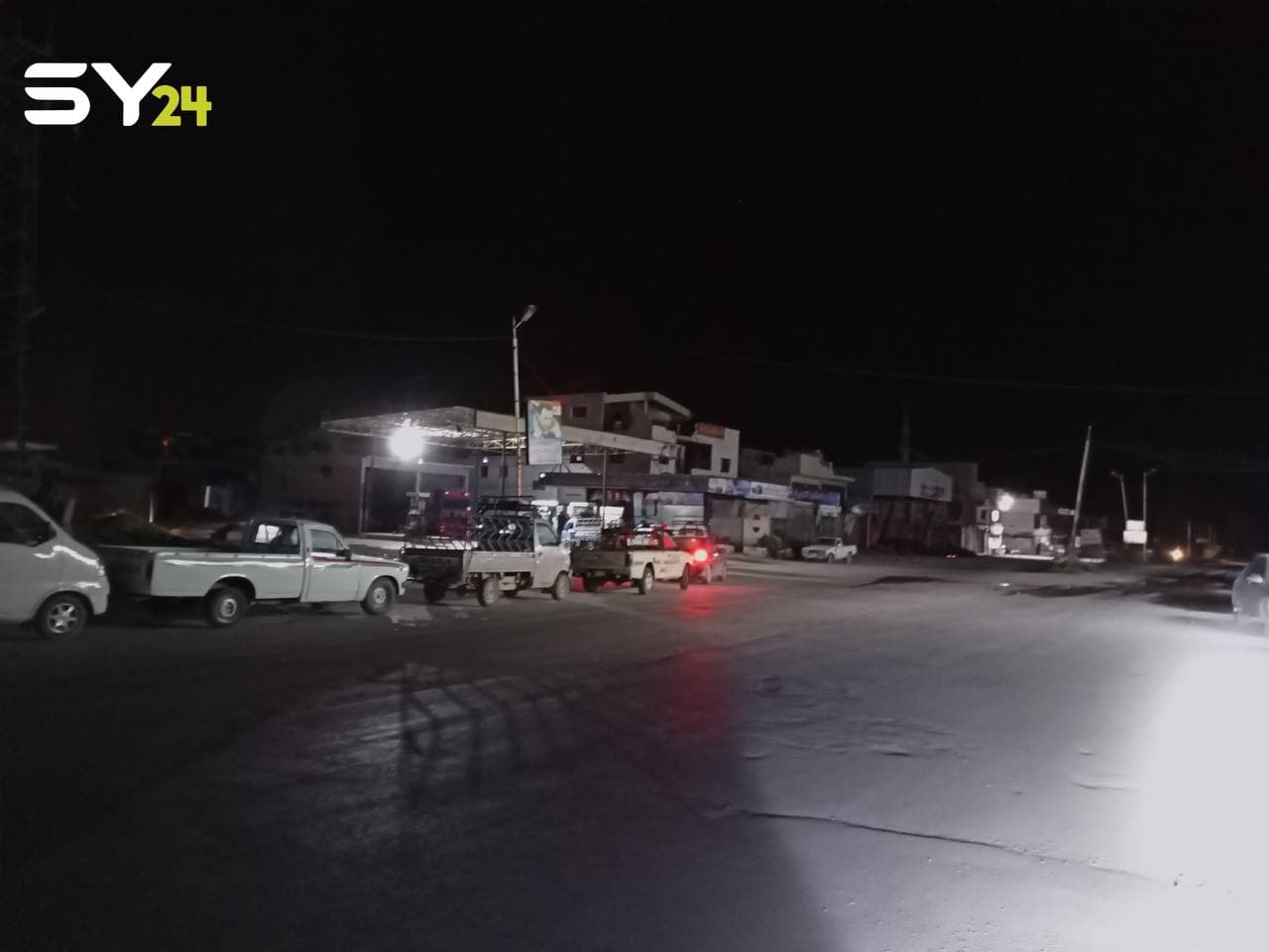 صور ليلية تظهر استمرار ظاهرة الطوابير أمام محطات الوقود في مناطق سيطرة النظام السوري