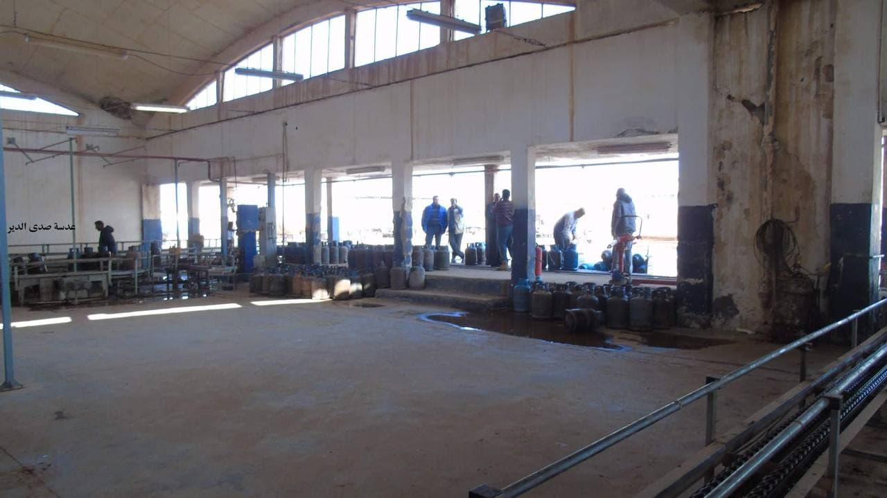 دير الزور.. الأمن يحرس توزيع أسطوانات الغاز الفارغة!