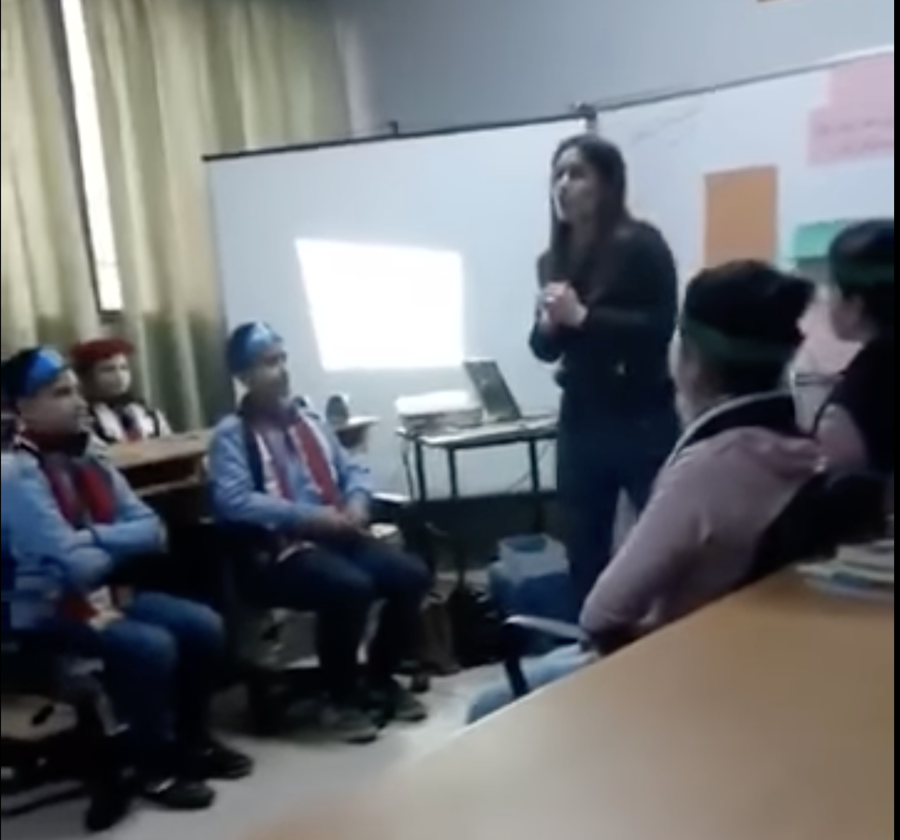 أدلجة الأطفال.. معلمة تُدرّس طلابها على وقع أغنية “نحن رجالك بشار”!