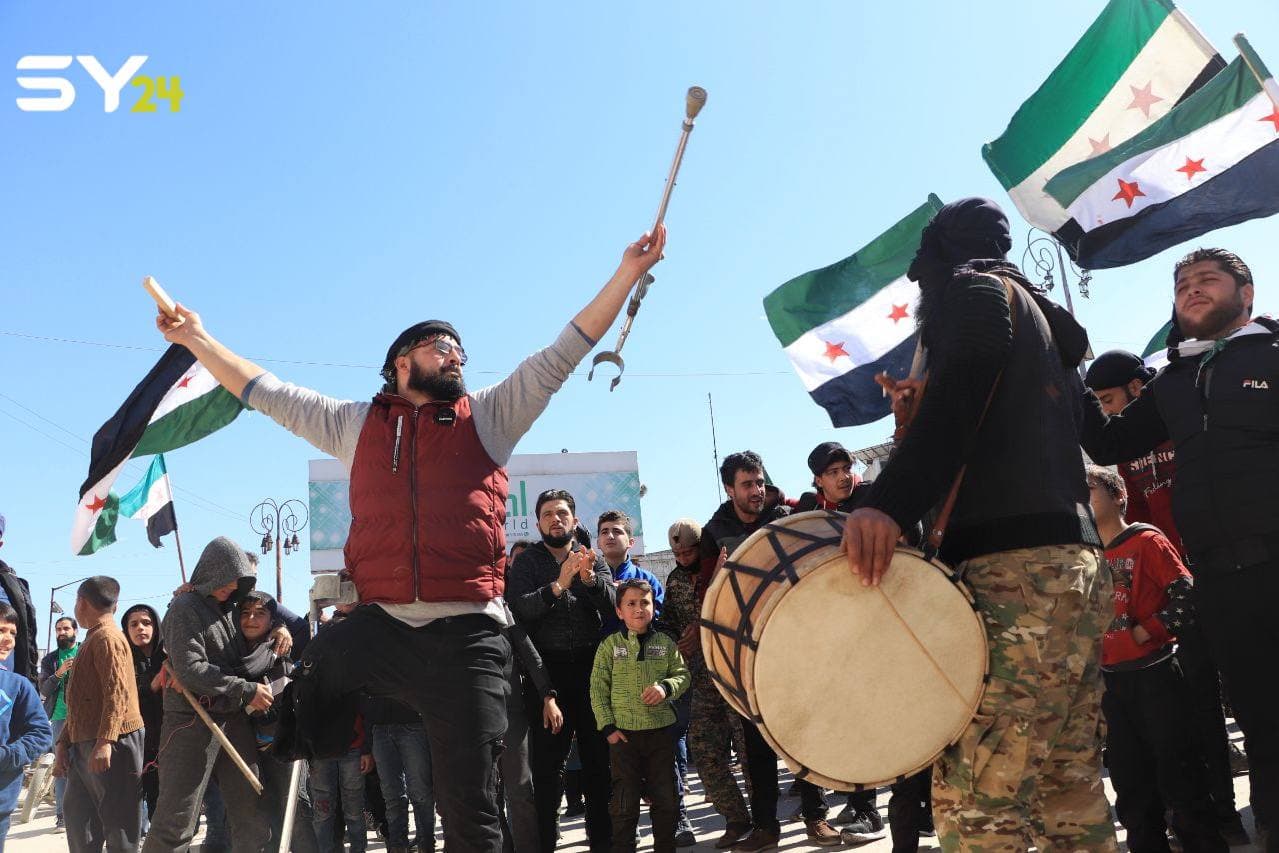 متظاهرون يطالبون بإطلاق سراح المعتقلين وإسقاط النظام