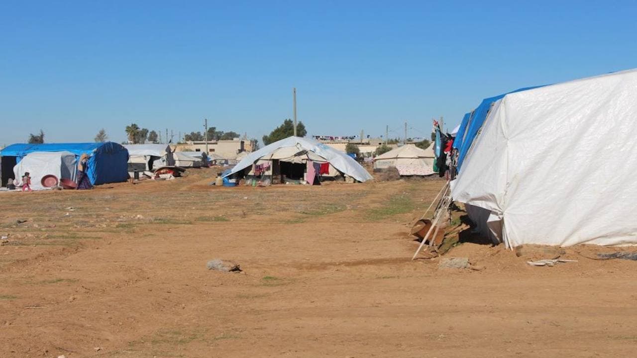 الرقة.. المخيمات العشوائية تفتقر لأدنى مقومات الحياة!