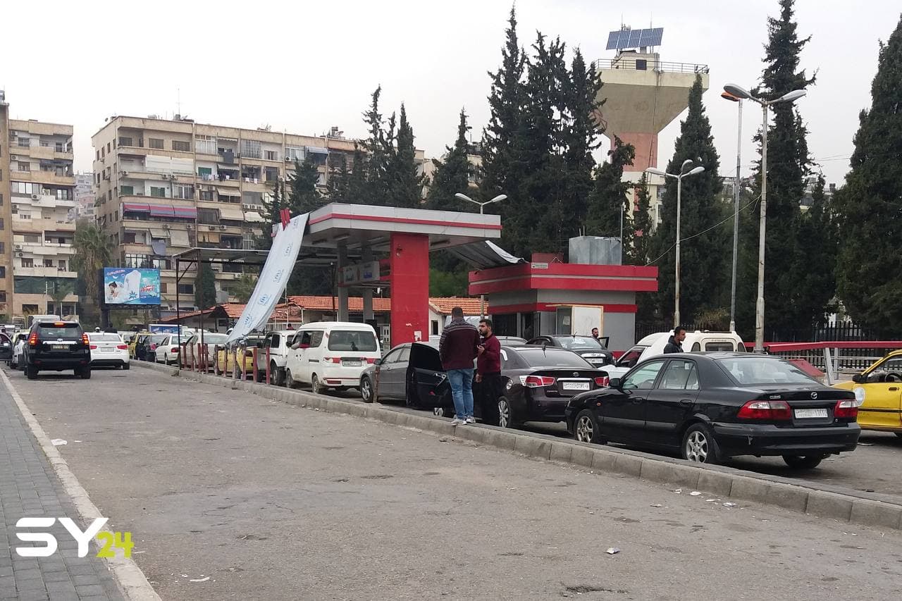 بعد الخبز.. النظام يبيع البنزين للسوريين عبر الرسائل النصية!
