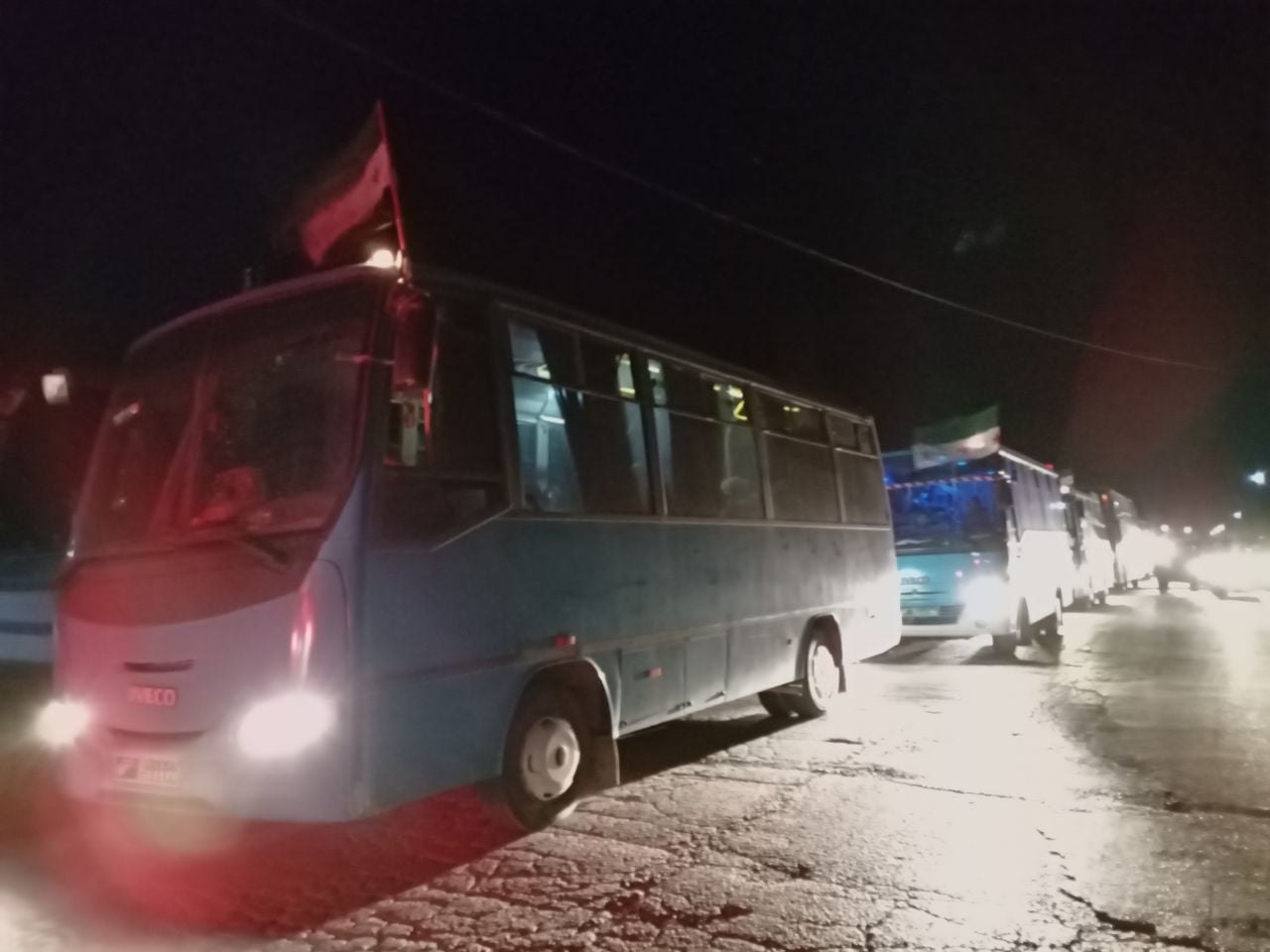 بعد توقف لساعات.. مهجرو “أم باطنة” يدخلون مناطق الشمال السوري