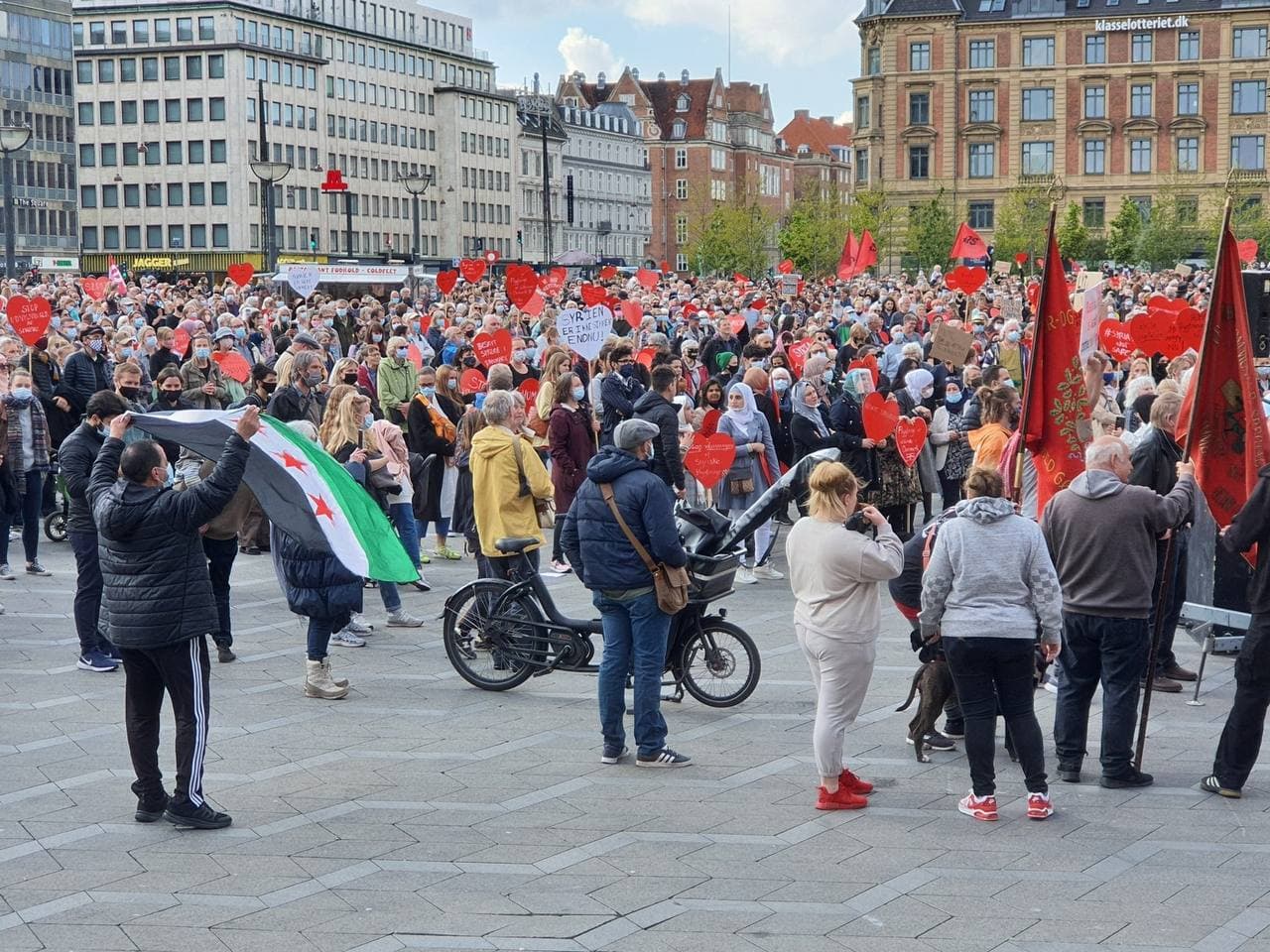 الدانمارك تنتفض.. 25 مدينة ترفض ترحيل اللاجئين السوريين