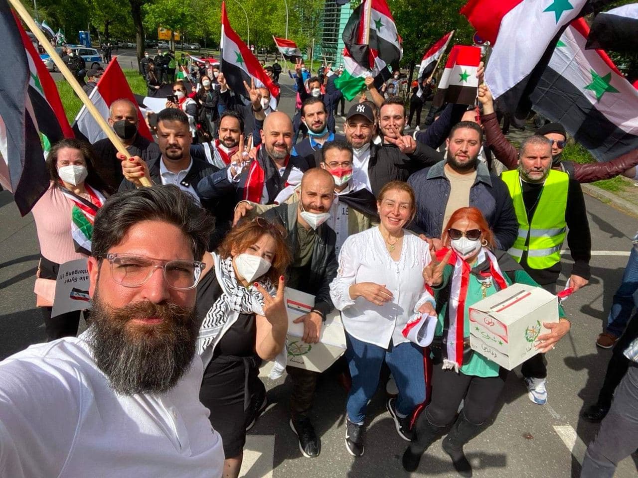 صحفي ألماني يطالب حكومة بلاده بترحيل السوريين المؤيدين للأسد