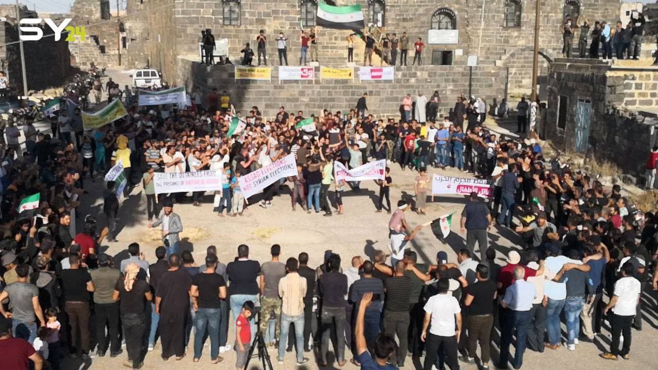 في درعا.. جيش النظام يستهدف المتظاهرين دفاعاً عن الأسد!