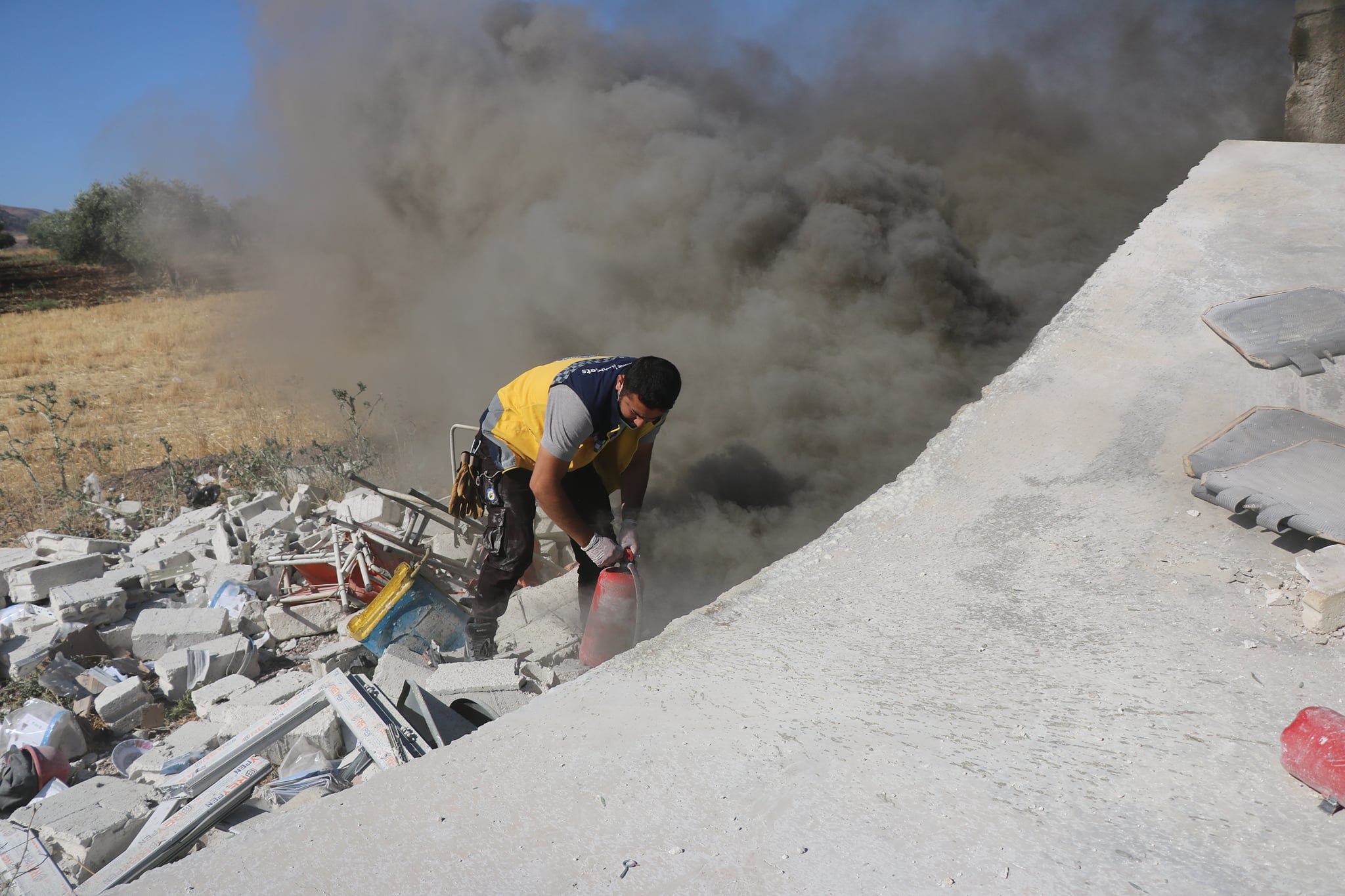 مقتل عنصر للدفاع المدني بقصف للنظام وروسيا غربي حماة