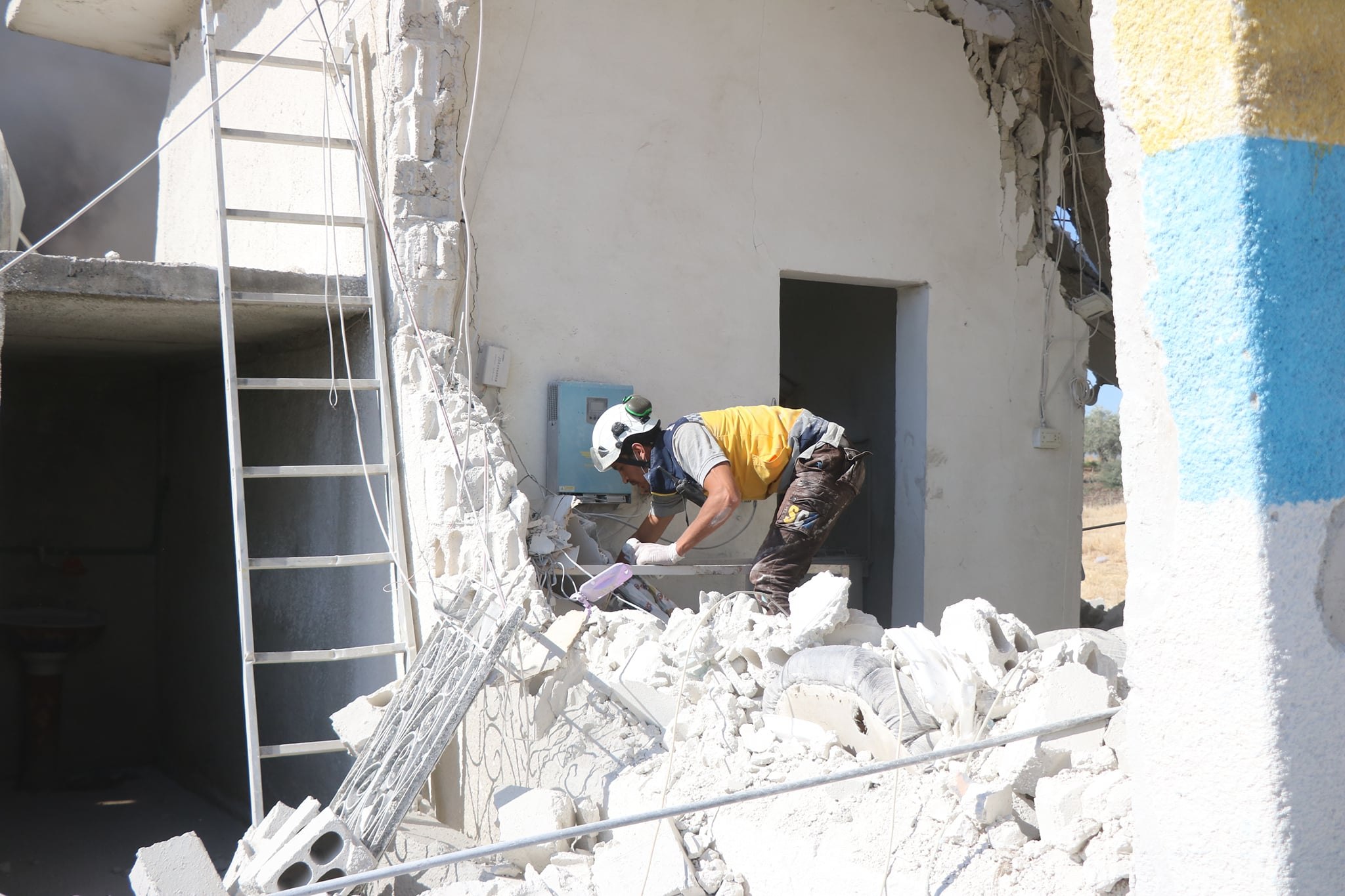 مقتل عنصر للدفاع المدني بقصف للنظام وروسيا غربي حماة