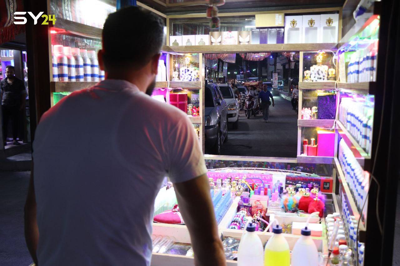 بعربة صغيرة.. بائع العطور يتحدى ظروف الحياة في إدلب