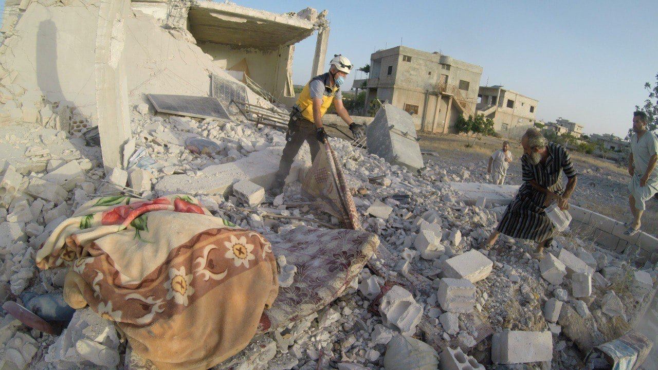 معظمهم من عائلة واحدة.. مجزرة بقصف للنظام وروسيا على ريف إدلب