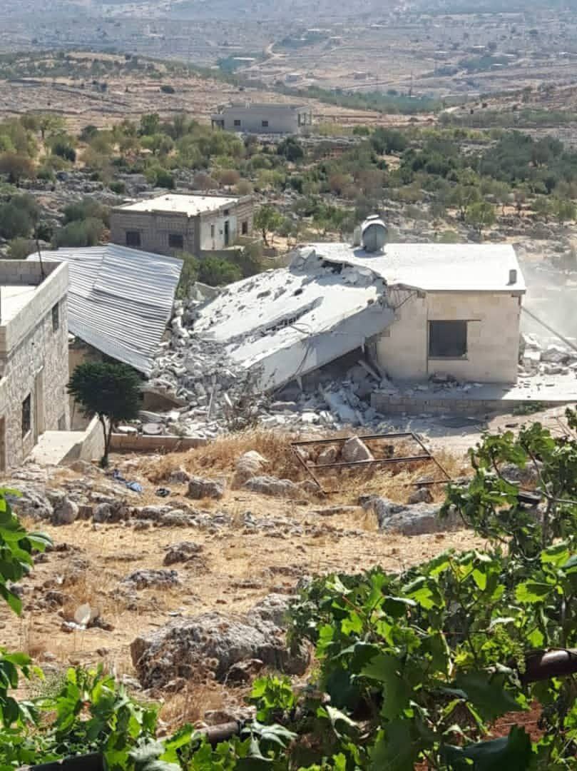 مجزرة في ريف إدلب ضحيتها طفلتان وامرأة ورجل بقصف للنظام السوري