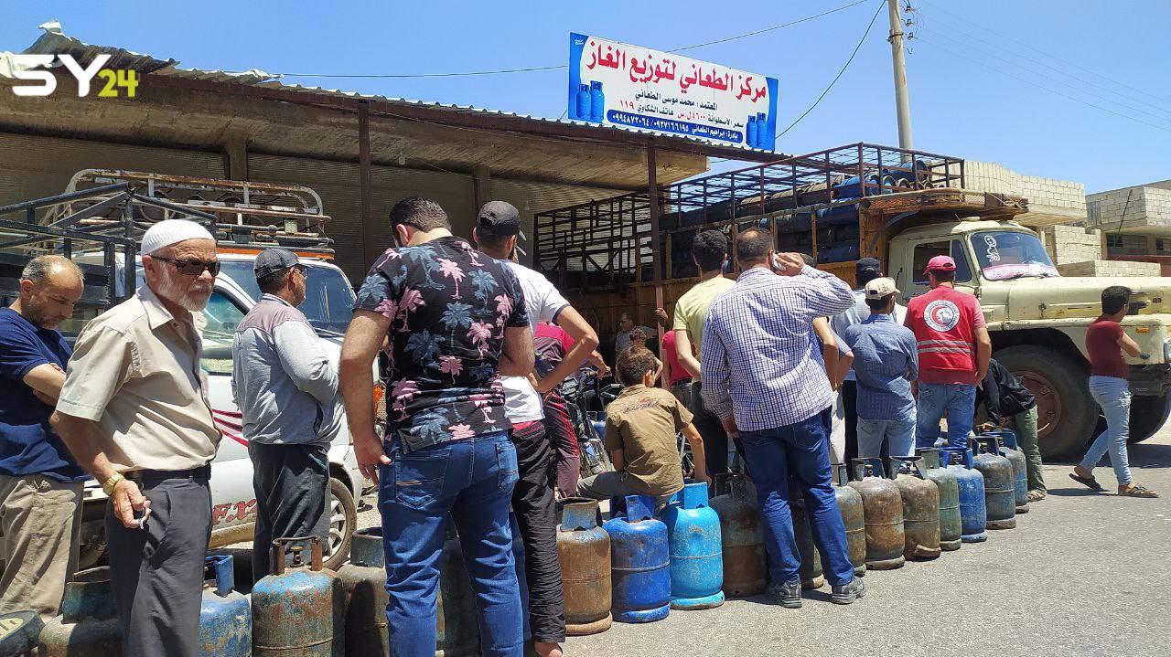 المعاناة مستمرة.. ضباط النظام يسرقون أسطوانات الغاز في درعا