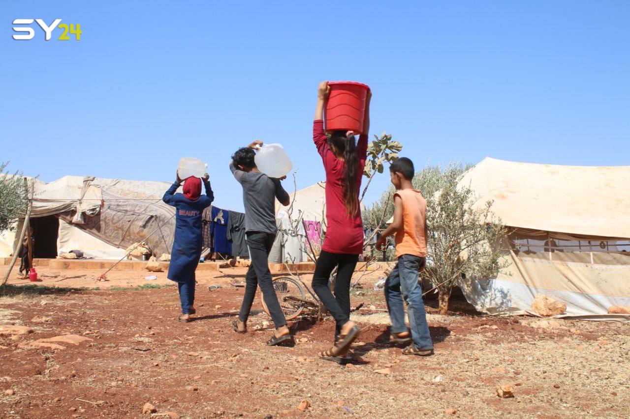 في إدلب.. مخيم من دون مياه ومخاطر تهدد حياة 500 طفل!