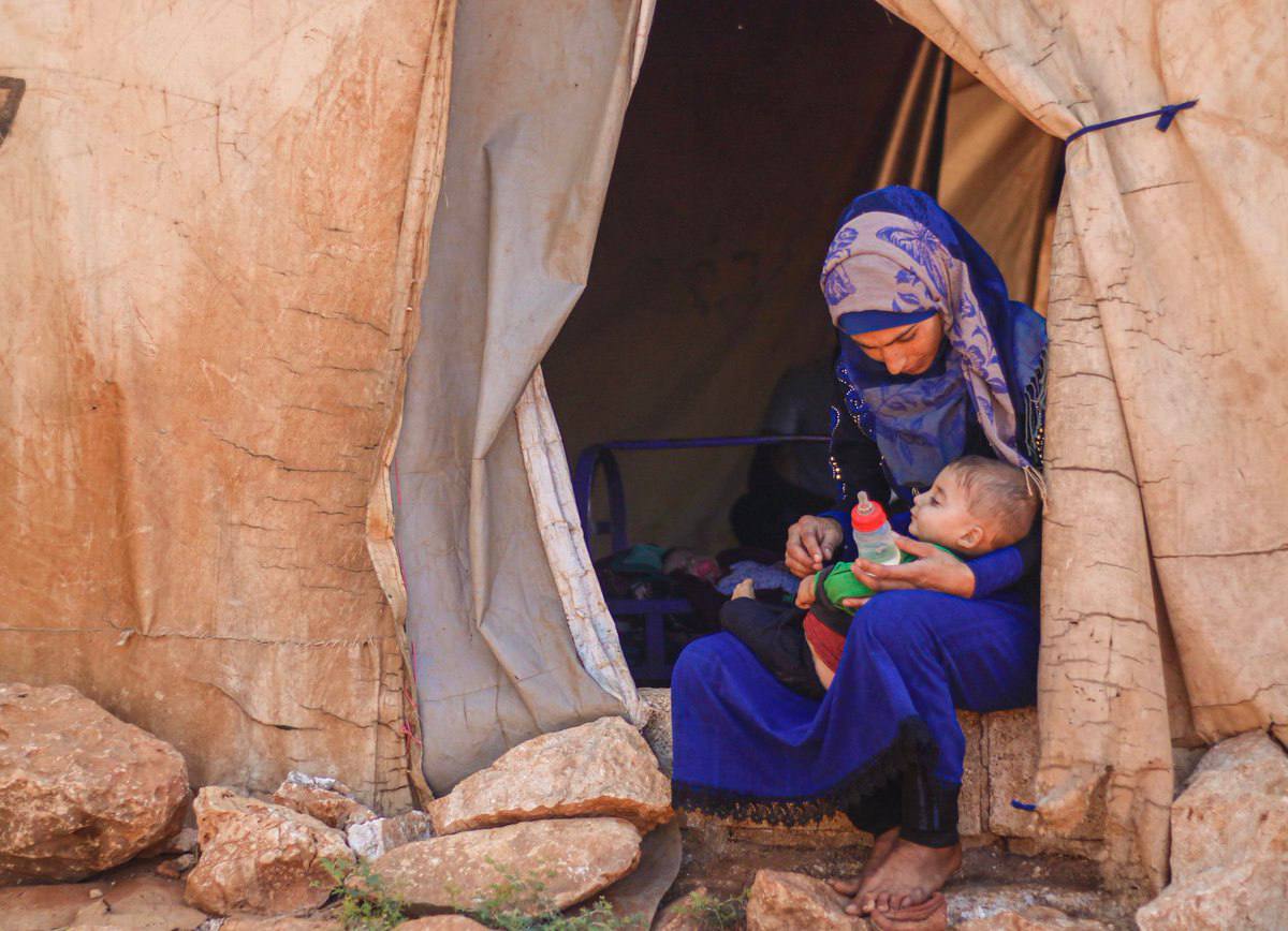 في إدلب.. ماذا بقي من الخصوصية لنساء المخيمات؟