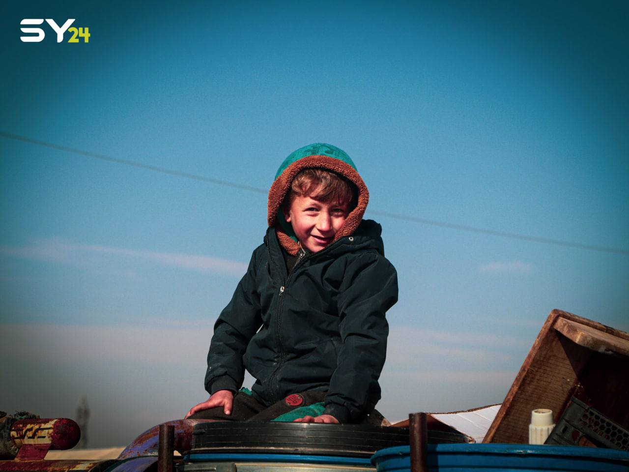 نقل النازحين من المخيمات العشوائية إلى وحدات سكنية صالحة للعيش، يسعد الأطفال شرقي حلب.