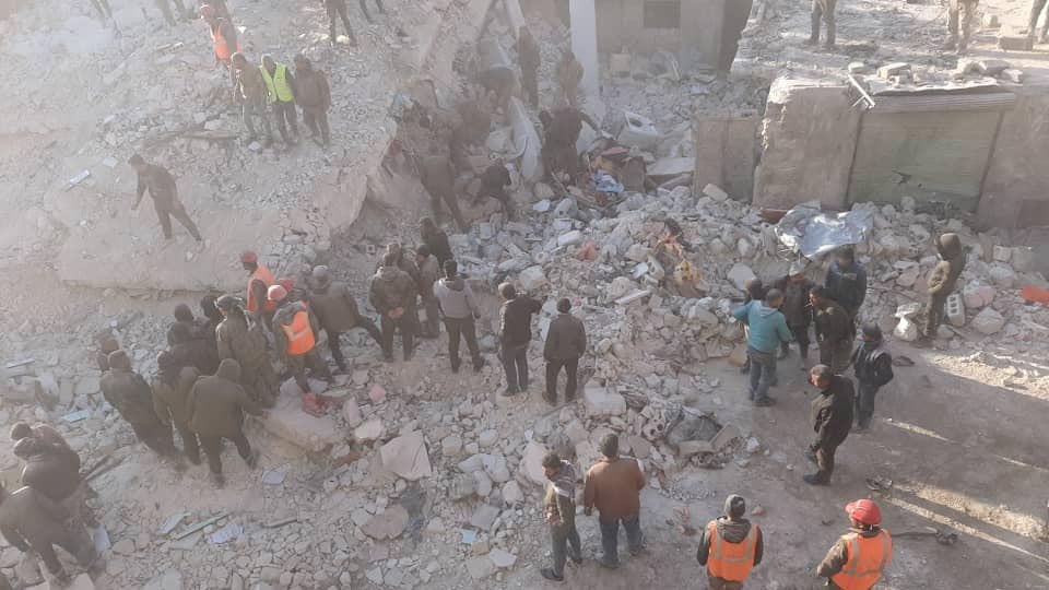 عمليات البحث عن عالقين تحت الأنقاض في حي الشيخ مقصود بمدينة حلب