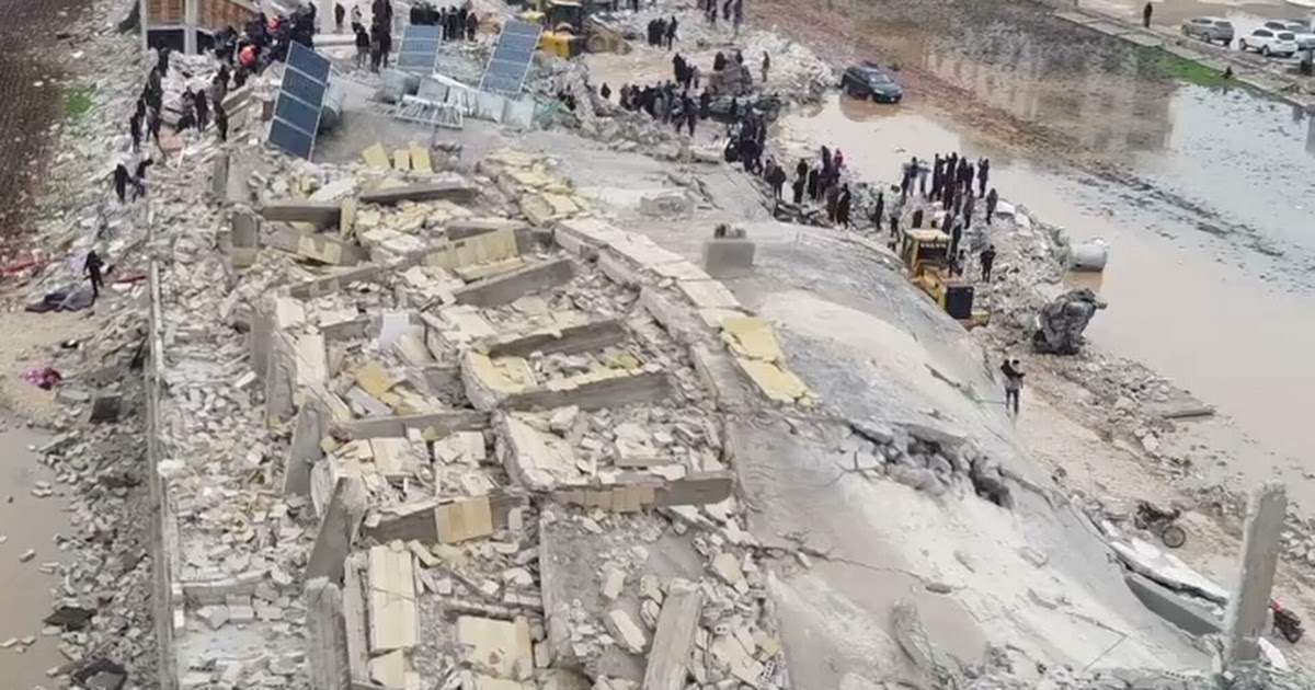 انهيار مبنى بسرمدا وعالقين تحت الأنقاض