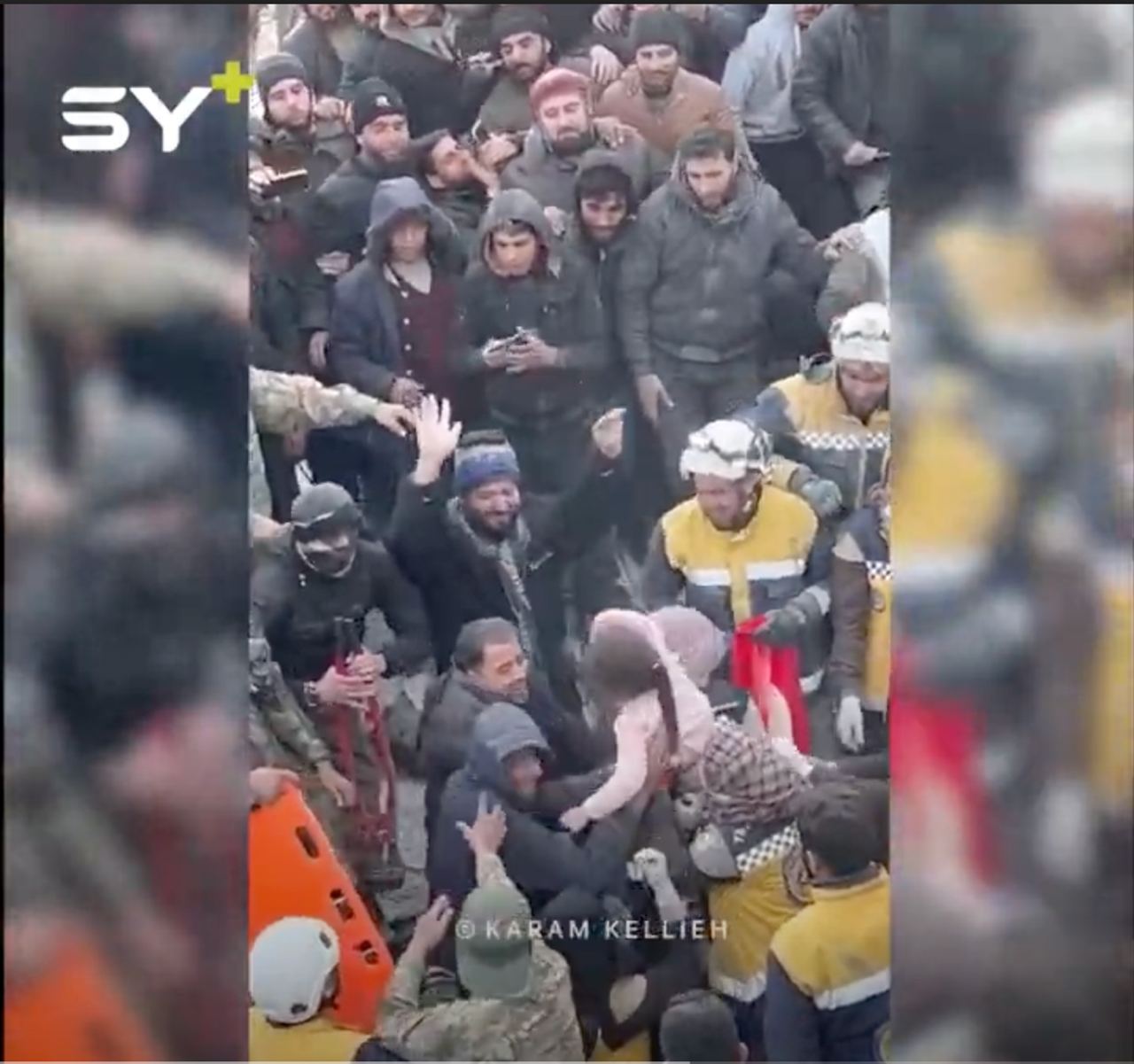 فرحة الأهالي وفرق الانقاذ بعد إخراج عائلة كاملة بعد 40 ساعة تحت الأنقاض في قرية بسنيا بريف #إدلب 