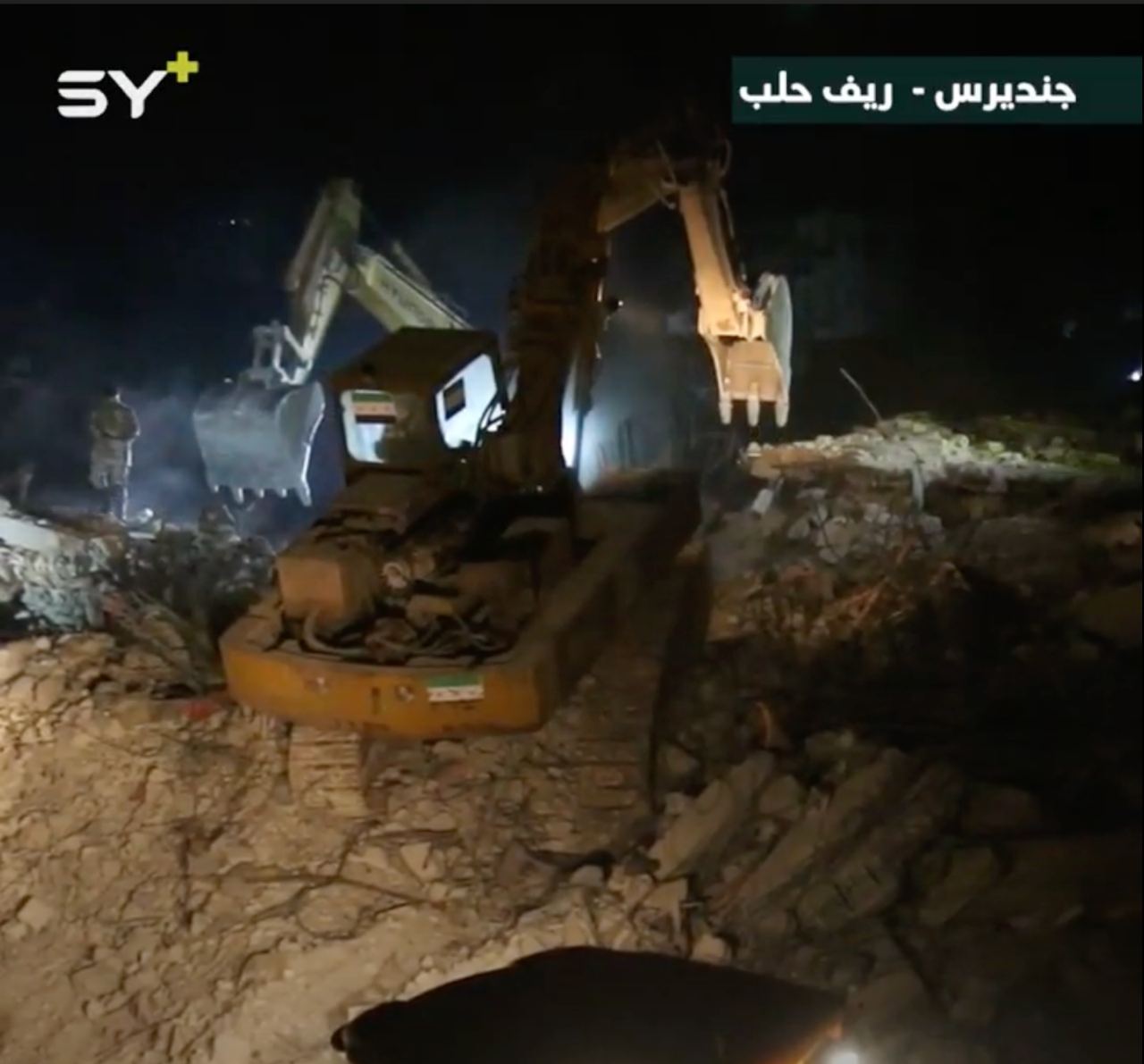 فرق الدفاع المدني تواصل العمل ليلاً نهاراً أملاً في العثور على ناجين من تحت الأنقاض