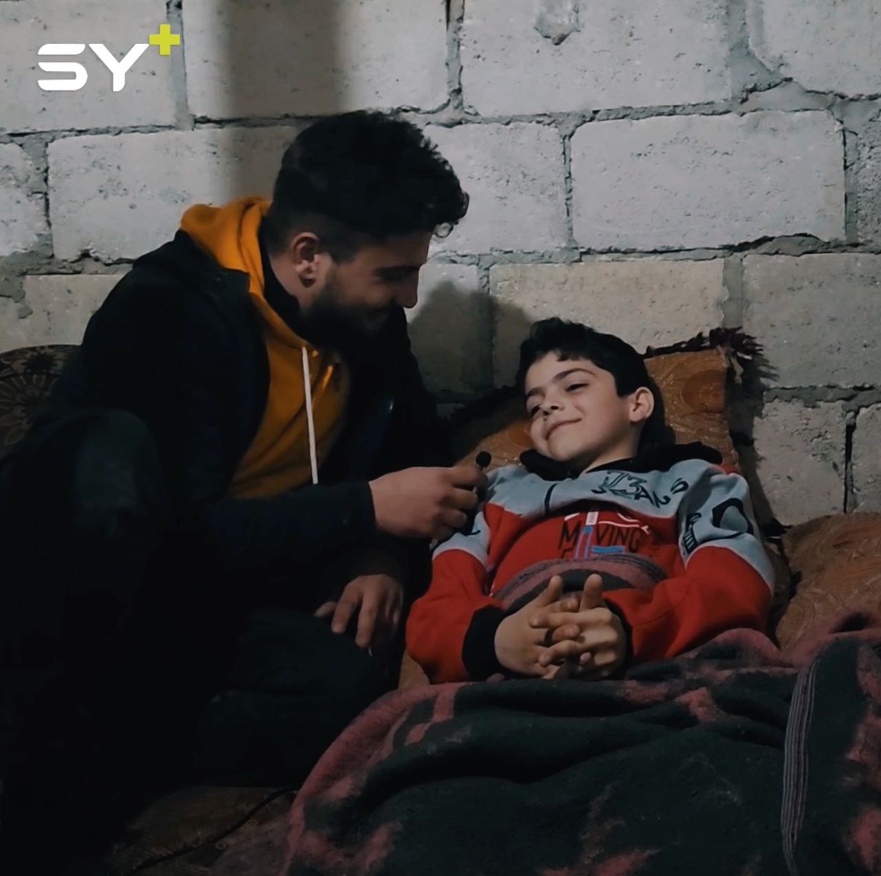 عدسة +SY تلتقي الطفل خالد الذي علق 9 ساعات تحت الأنقاض وهو يمسك بيد أخته لتُكتب لهما حياة جديدة وأمل.