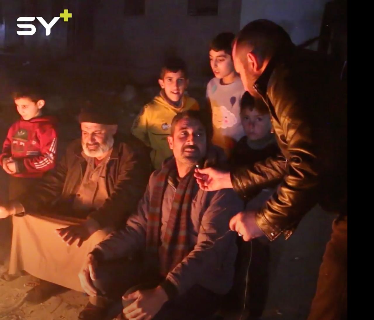 هكذا أمضى أهالي أعزاز بريف حلب ليلتهم في العراء بعد الهزة الأرضية