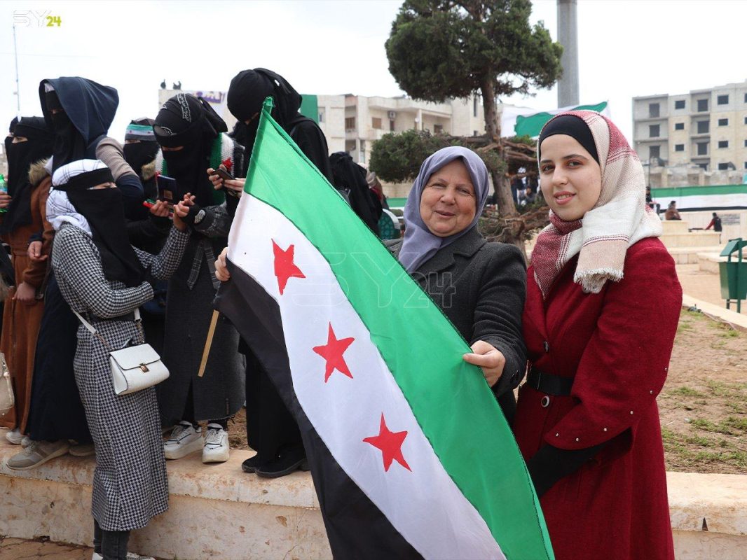 مشاركة لافتة للنساء رفقة أطفالهن في مظاهرات ذكرى الثورة السورية