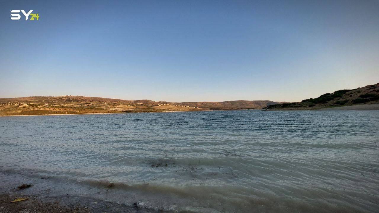 يفصل بين المسطحات المائيه