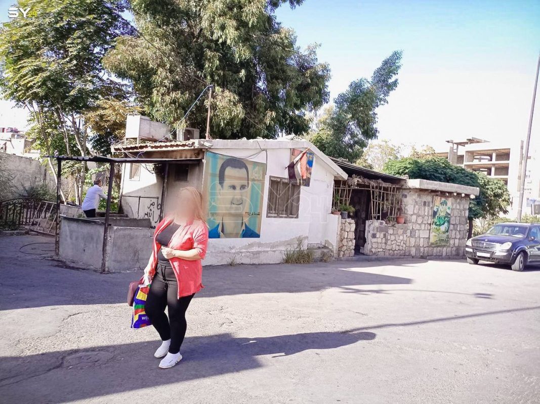 صور حصرية للحاجز الواقع عند مدخل “حُجاج السيدة رقية” في ساحة باب توما بدمشق.