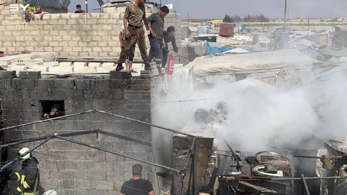 احتراق عدد من الخيام في مخيم باب السلامة في مدينة أعزاز بريف حلب