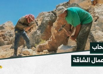 ظروف معيشة صعبة تدفع حتى كبار السن إلى الأعمال الشاقة