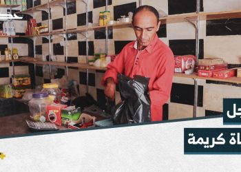 أحمد شاب من ذوي الهمم يقضي أغلب وقته في العمل لأجل حياة كريمة