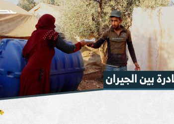 رامي شاب يعمل على تبريد الماء وتوزيعه لجيرانه في موجات الحر